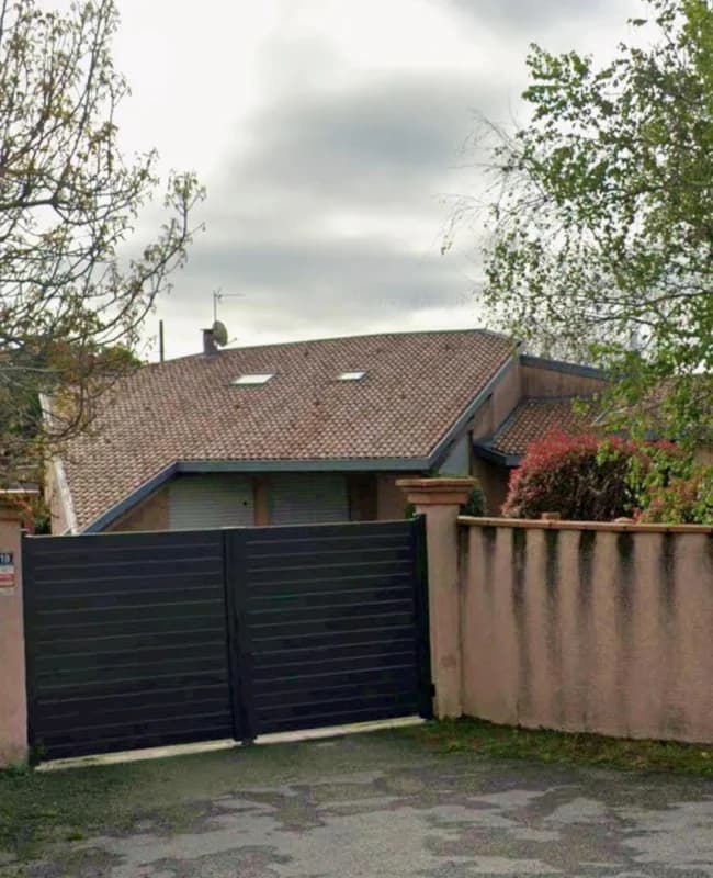 Maison pavillon avec toiture deux pans en tuiles pour couvreur auterive Pamiers, vue extérieure avec fenêtres de toit