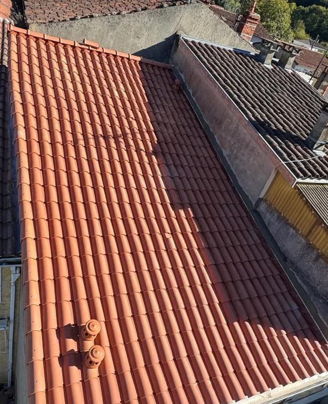 Artisan couvreur réalisant un chantier de couvreur auterive, vue aérienne de toiture en tuiles canal restaurées en Ariège